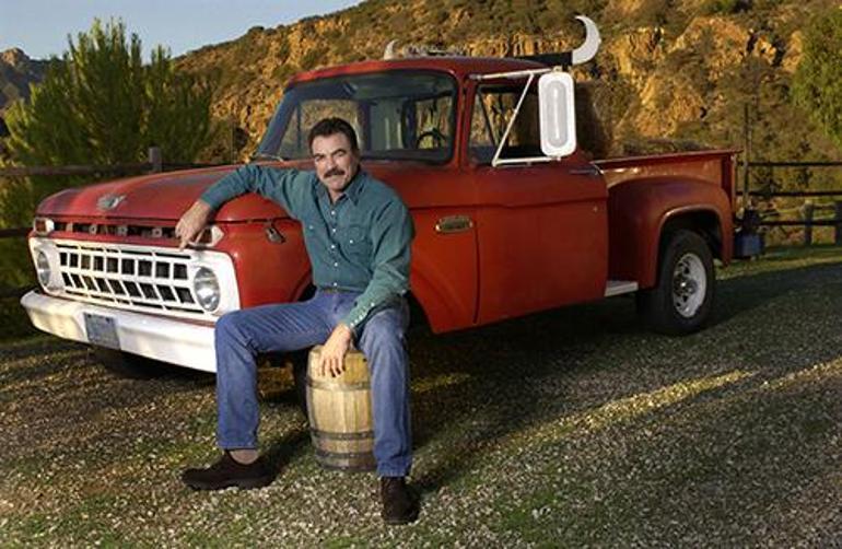 Tom Selleck'/>
    </div>
</div>
<h2>Doğayla Barışık Bir Yaşam</h2>
<p>Selleck, hayatını Hollywood’un kaosundan uzak bir şekilde geçiriyor. Evcimen biri olarak, akıl sağlığını korumak adına çiftliğinde geçirdiği zamanın önemini vurguluyor.</p>
<p>Çiftliğini, efsanevi oyuncu Dean Martin’den 1988 yılında satın alan Selleck, orada bulunduğu sürede doğayla iç içe bir yaşam sürmeyi seçti. Onun için şu anki yaşam tarzı, kariyerinin yanı sıra huzur bulmak için de çok kıymetli.</p>
<p>“`</p>
				</div><!-- .entry-content -->
				<footer class=